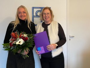 Geschäftsführerin Frau Martina Fisser (li.) gratuliert Maren Laues zum Dienstjubiläum.