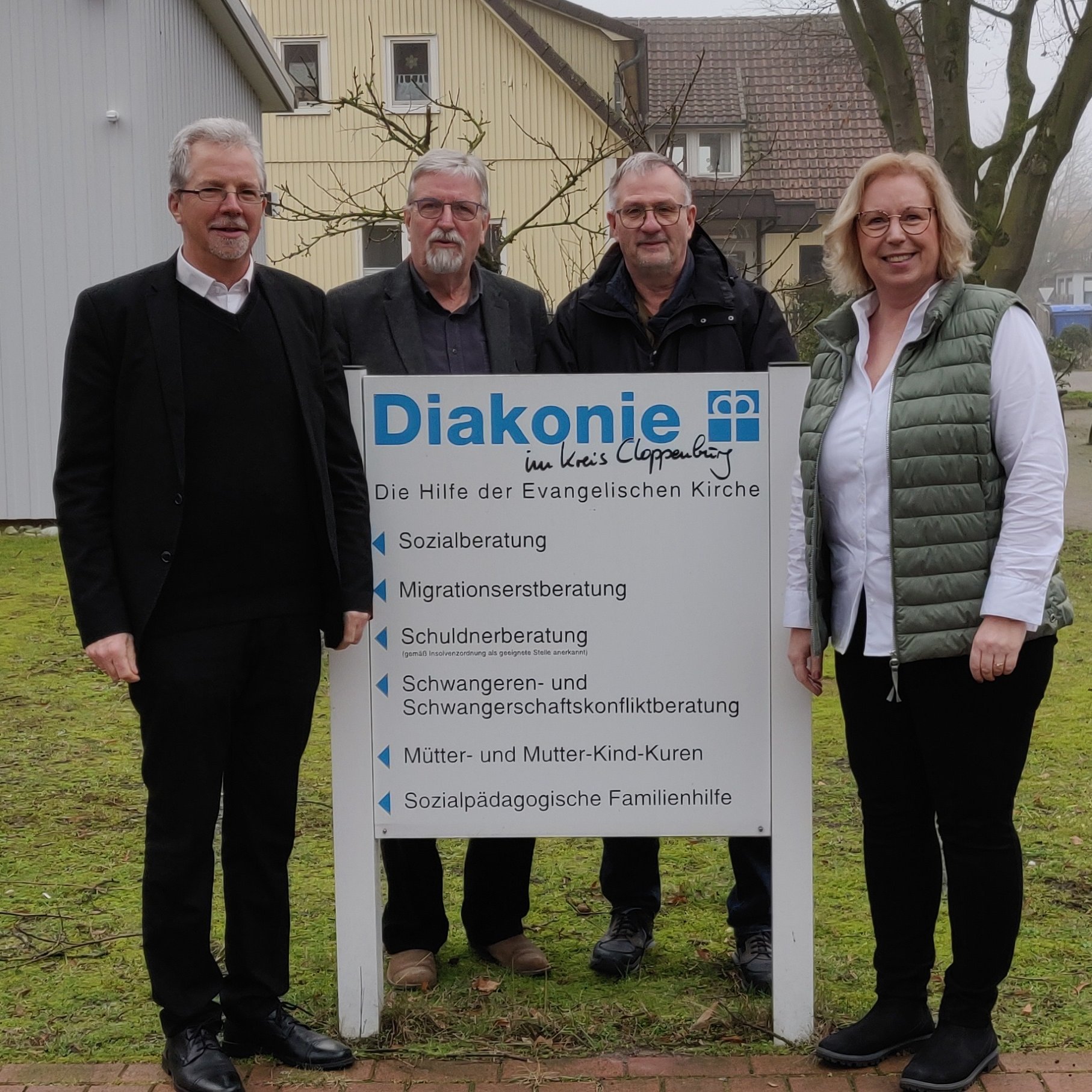 Werben um Spenden (von links): Diakoniepfarrer Holger Ossowski, Jörg Schlüter (Vorsitzender, Diakonieverein Vechta), Frank Willenberg (Vorsitzender, Kronenkreuz Cloppenburg), Martina Fisser, Geschäftsführung Diakonisches Werk Oldenburger Münsterland. Foto: Diakonie im Oldenburger Münsterland