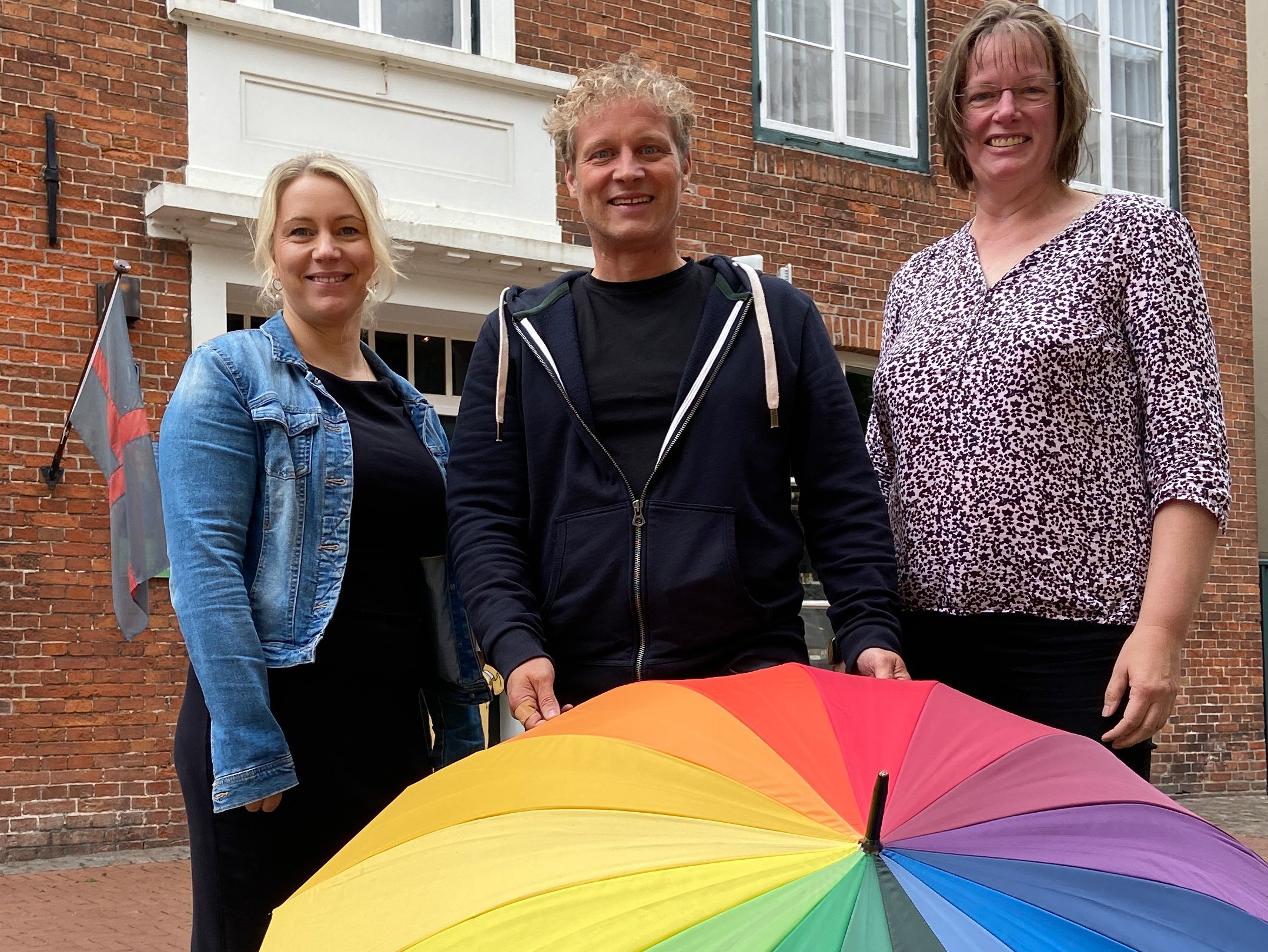 Jessica Meyer (von links) und Udo Stallkamp (Förderverein Stationäres Hospiz Wesermarsch) werben gemeinsam mit Diana Frerichs (Ambulanter Hospizdienst der Diakonie Wesermarsch) für die Veranstaltung am Hospiztag