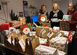 Freuen sich über die zahlreichen Geschenke: Andrea Hinrichsmeyer (von links), Martina Fisser und Sabine Brüning. Foto: Diakonie im Oldenburger Münsterland