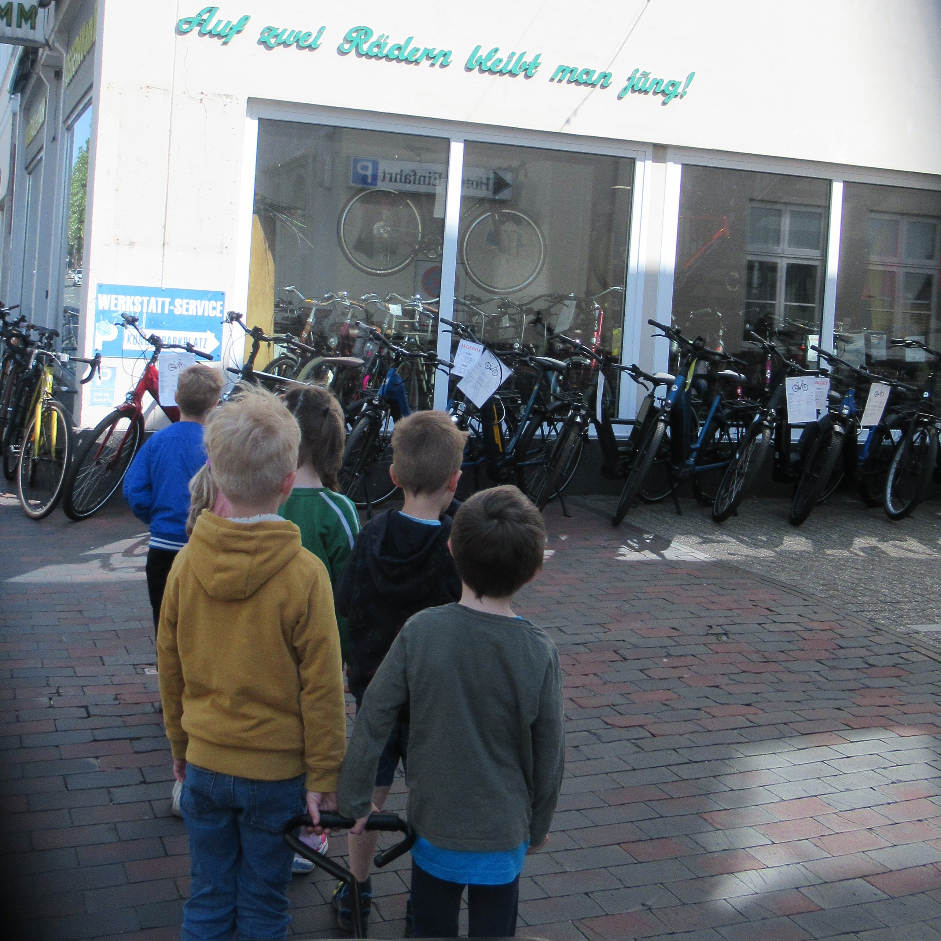 Die Kinder freuen sich über die neuen Fahrzeuge und haben sie teilweise selbst abgeholt. Foto. DiKiTa