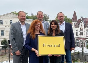 Die Schuldnerberaterinnen Anna Reicher (1.Reihe von links) und Georgia Gries freuen sich über die Förderung, die Firmenkundenberater Timo Brumund (von links), Filialleiter Thorsten Harms und Markus Neumann, Leiter Privatkunden Region Ammerland-Friesland überreichten. Foto: Kerstin Kempermann