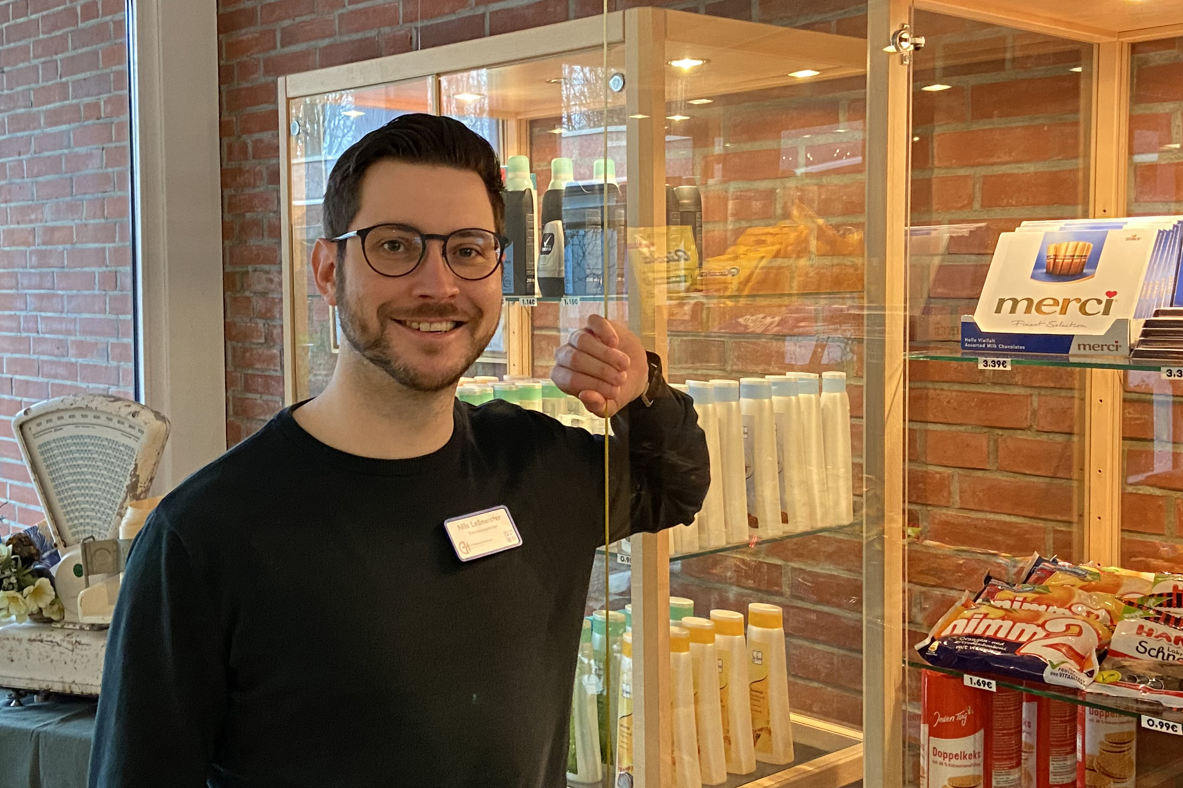 Immer dienstags tauscht Nils Leßmeister sein Leitungsbüro für eine Stunde gegen den kleinen Kiosk im Eingangsbereich des Christoporus-Haus in Brake. Foto: Kerstin Kempermann