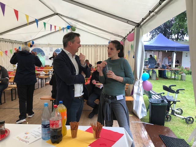 Diakonie-Vorstand Dr. Friedrich Ley im Gespräch mit Einrichtungsleitung Anja Schwiertz. Foto: Wohnheim Friedensplatz