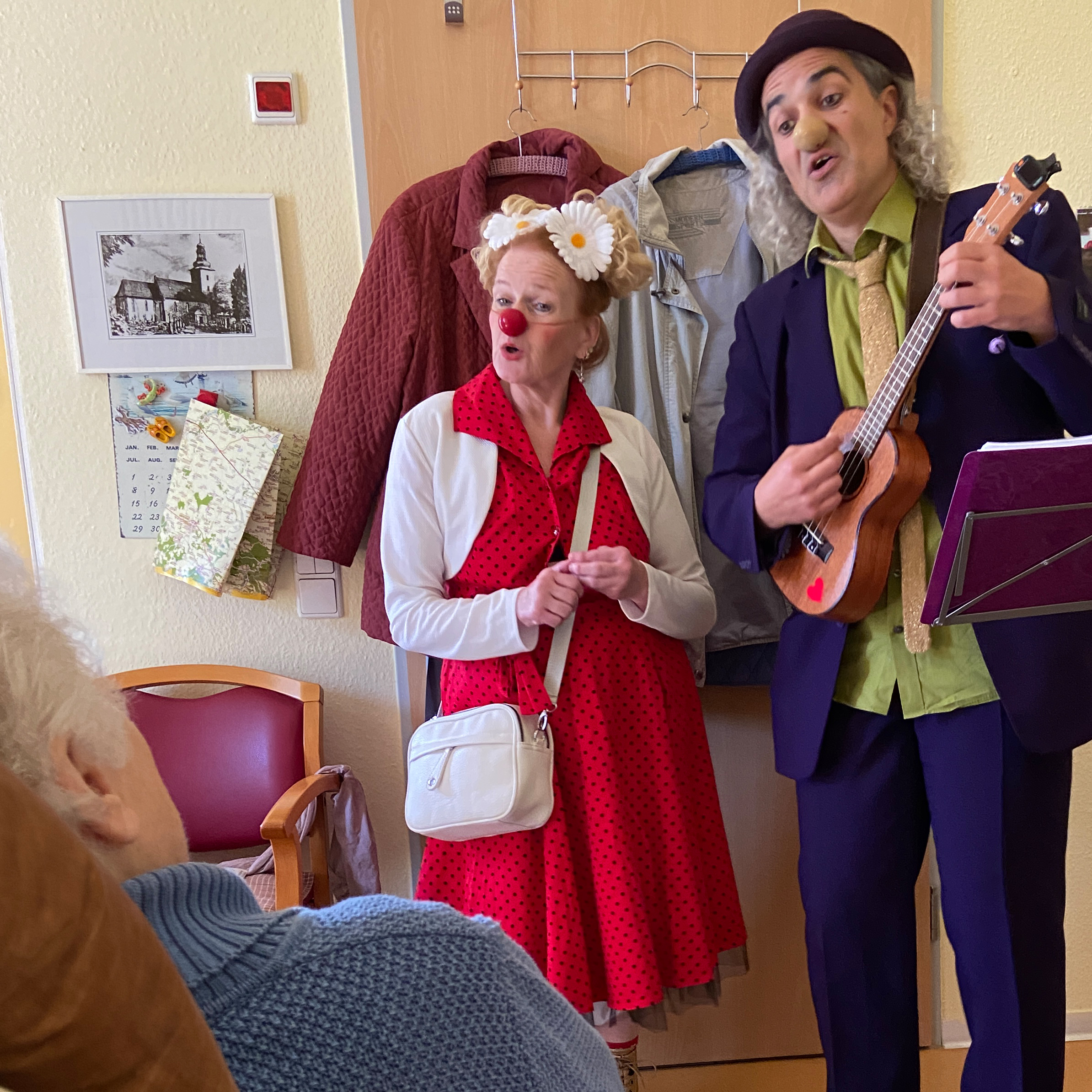 Die Klinikclowns Nino Anders und Carlotta McKaber begeistern mit ulkigen Liedern. Foto: Kerstin Kempermann