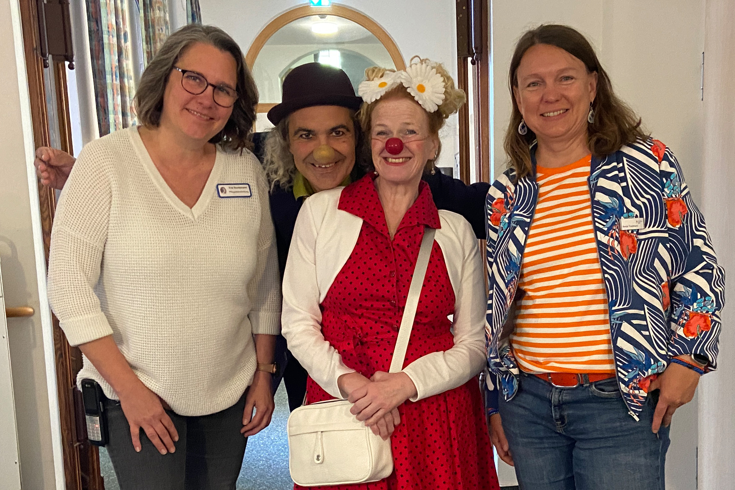 Pflegedienstleitung Eva Bootsmann (links) freut sich über den Besuch der Klinikclowns Nino und Carlotta und Sonja Trautmann von der BKK. Foto: Kerstin Kempermann