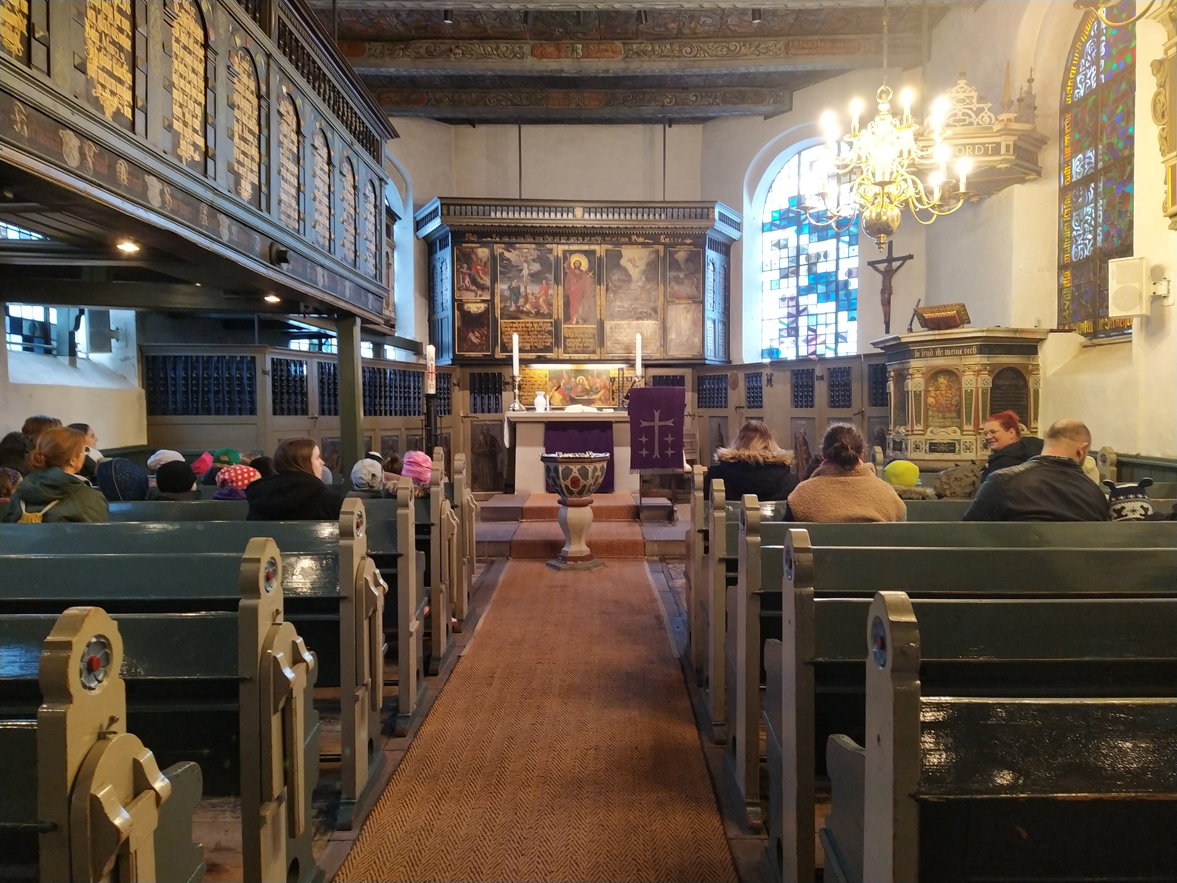 In der Dreifaltigkeitskirche haben die Kinder mit Pastorin Anne Jaborg einen Ostergottesdienst gefeiert. Foto: DiKita