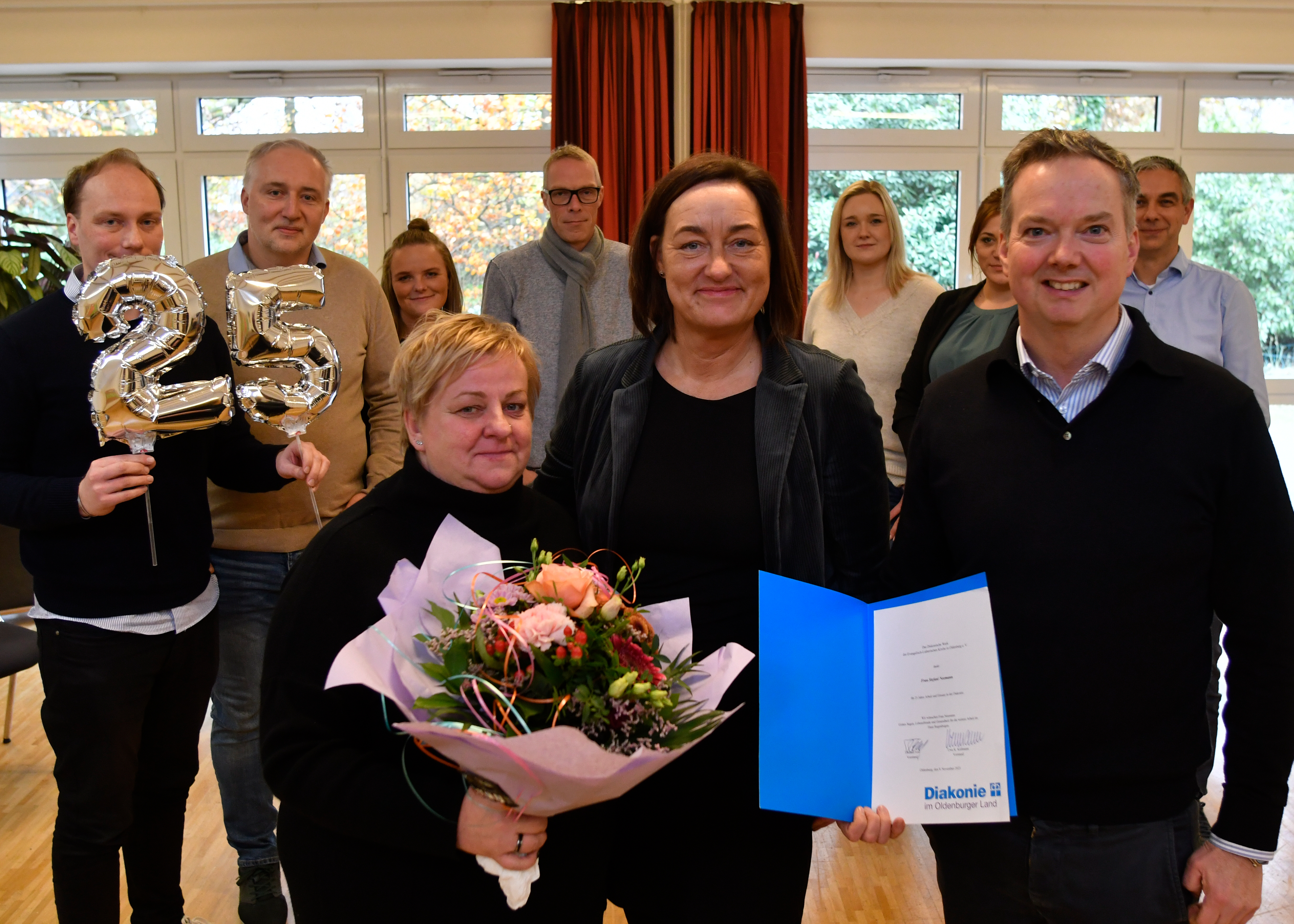 Diakonie-Vorstand Dr. Friedrich Ley (von rechts) und Einrichtungsleiterin Silke Kolbeck-Lawicka gratulieren Stefanie Neemann zum Dienstjubiläum. Foto: Sven Hunger-Weiland