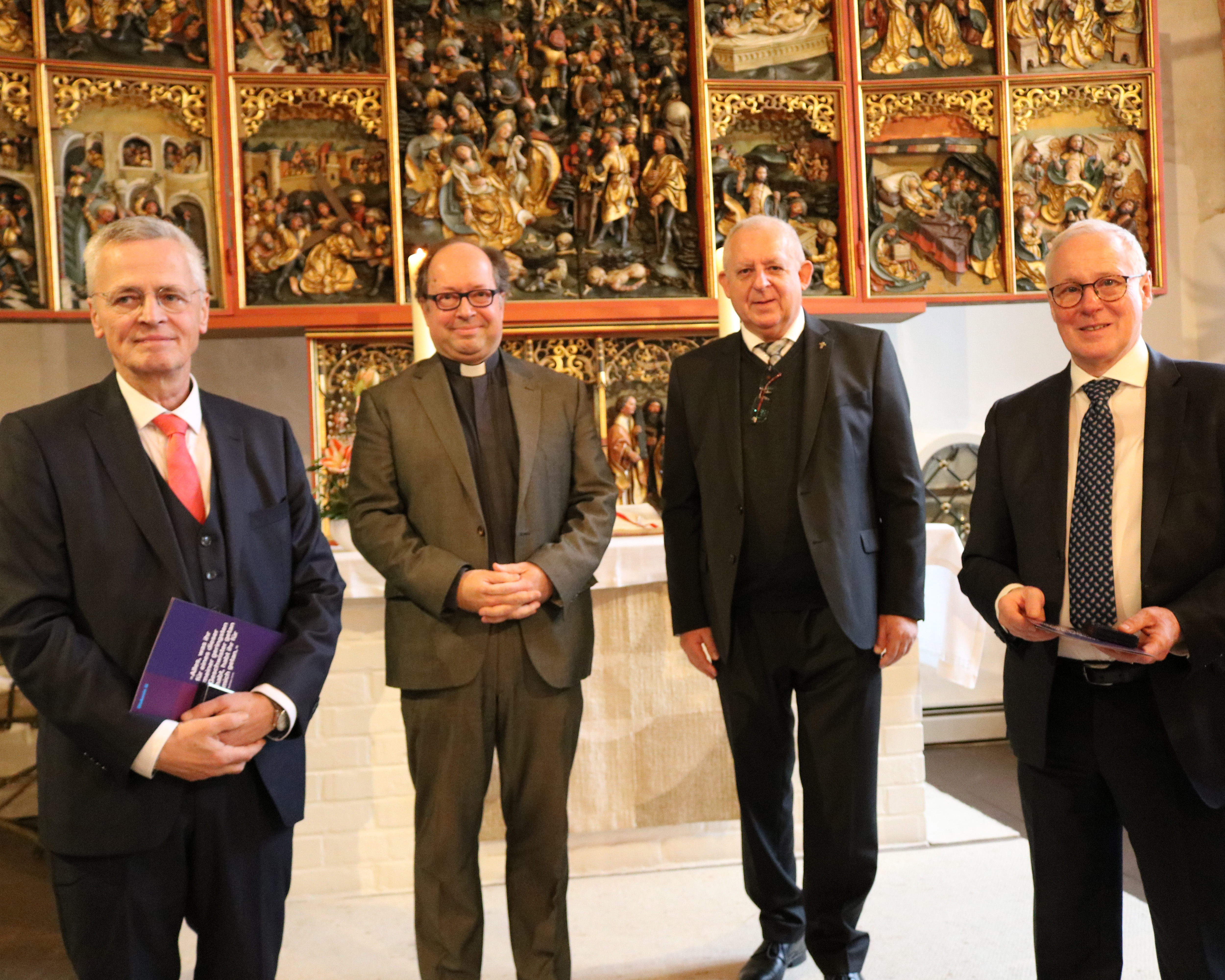 Pfarrer Ingmar Hammann und Ralf Kurzweg (Mitte von links) überreichten das Goldene Kronenkreuz an Uwe K. Kollmann (links) und Pfarrer Thomas Feld. Foto: Kerstin Kempermann