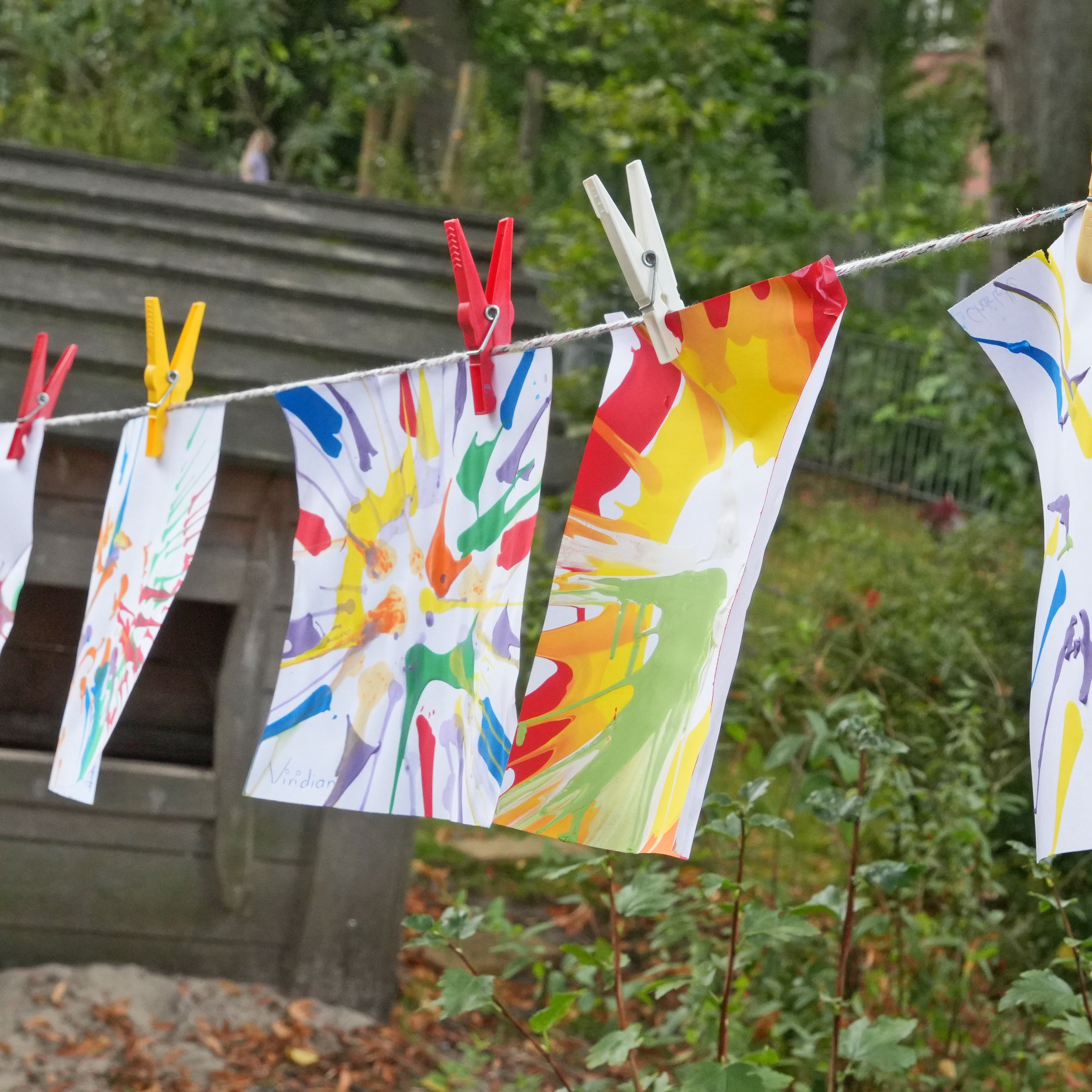 Auch diese bunten Werke enstanden beim Sommerfest. Foto: DiKiTa