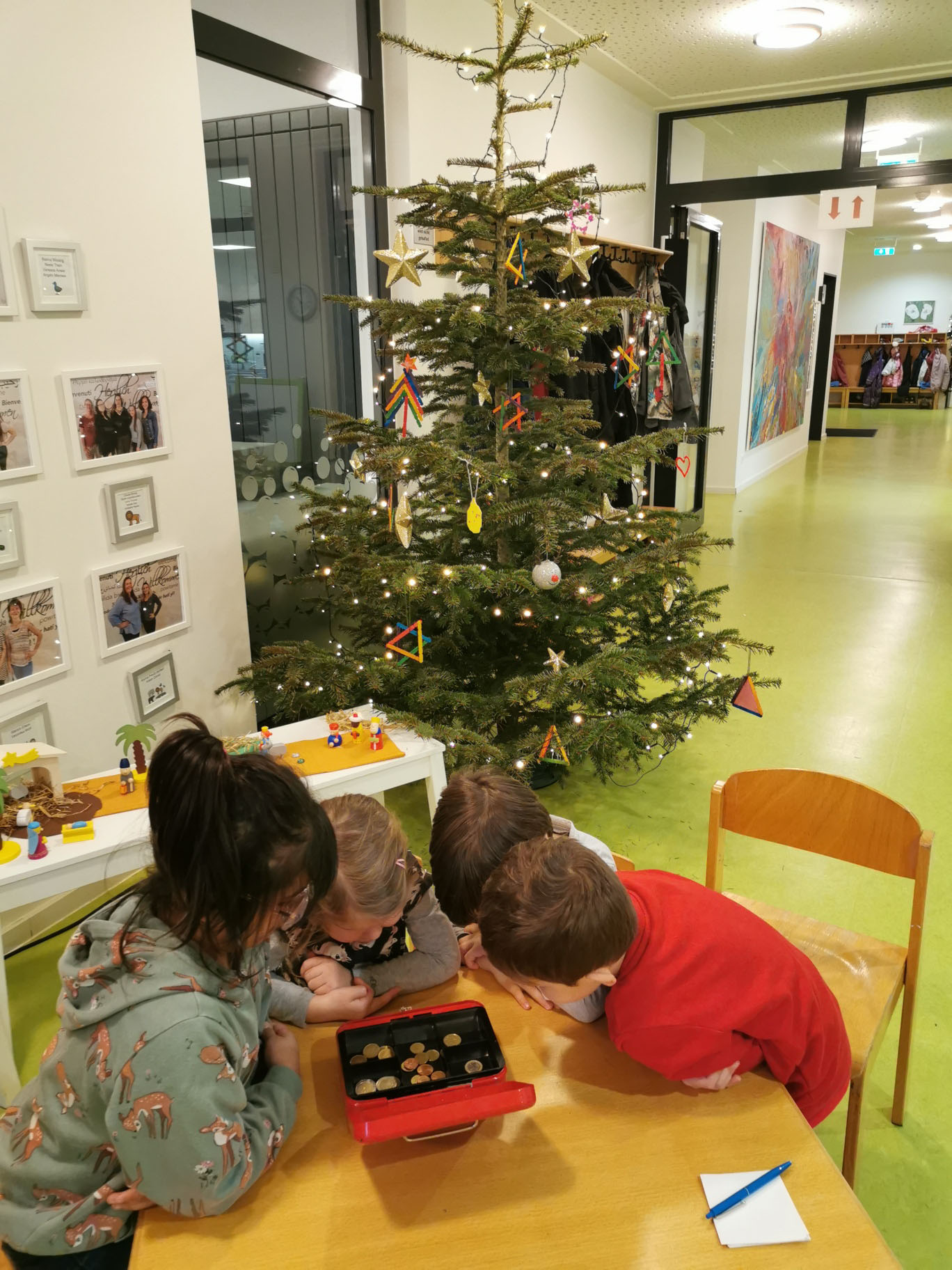 Weihnachtsaktion in der DiKIta. Die Kinder übernehmen den Verkauf der Überraschungspakete. Fotos: DiKiTae